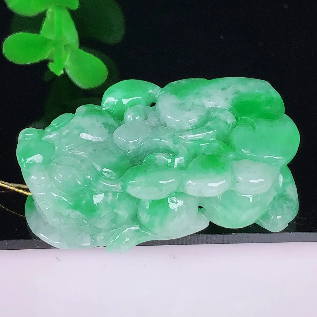 自然光实拍，冰润冰糯种飘阳绿翡翠招财貔貅吊坠，民间有“一摸貔貅运程旺盛，再摸貔貅财运滚滚，三摸貔貅平