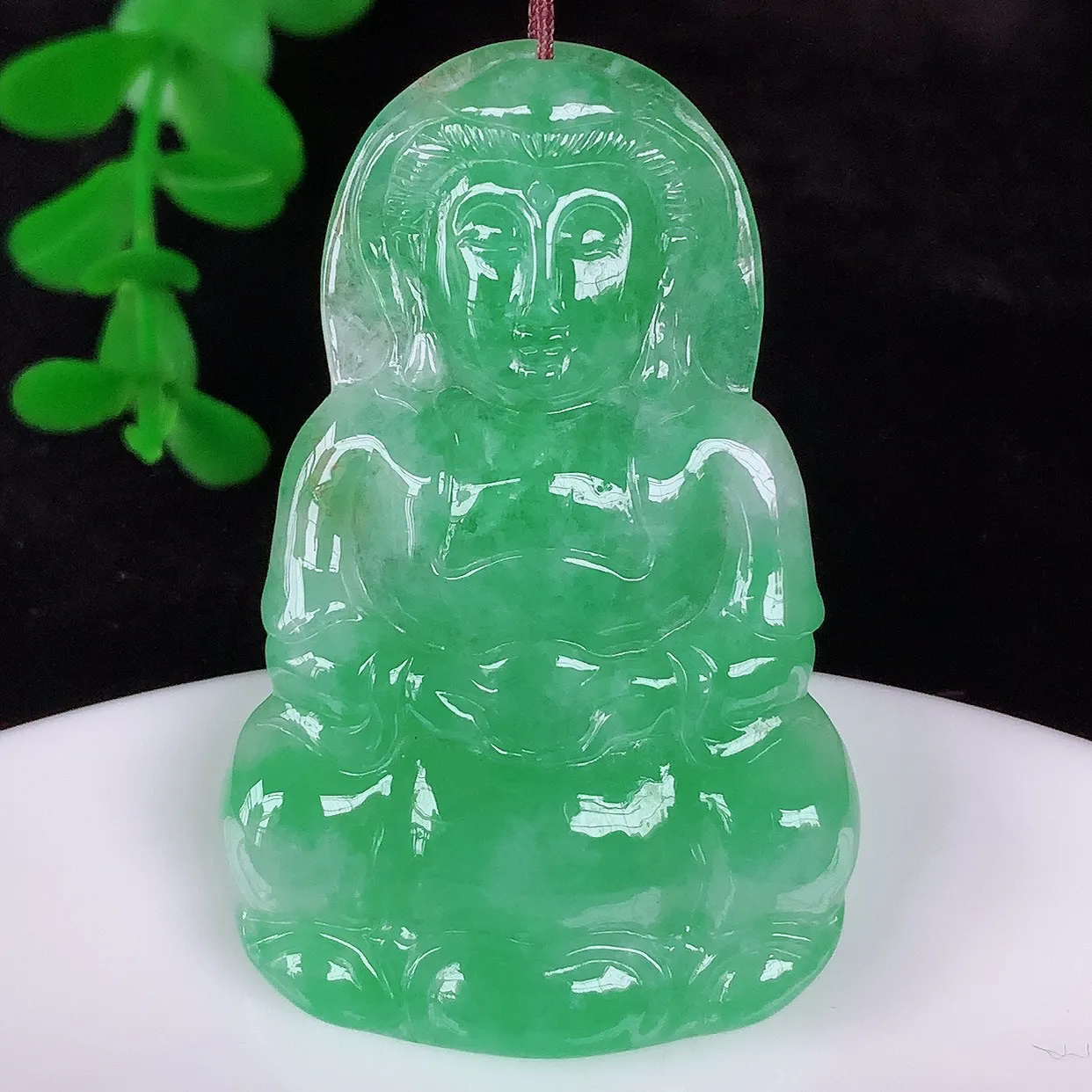 自然光实拍，冰糯种飘绿翡翠观音吊坠，赐福翡翠观音，翠色迷人，观音面相端庄，佩戴时尚出众！#01.24