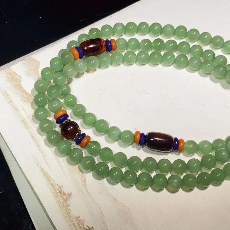 和田玉阳绿俄罗斯碧玉108佛珠项链。单个尺寸6重46克。玉质细腻油润。 手推出油。品相大气。lt052423