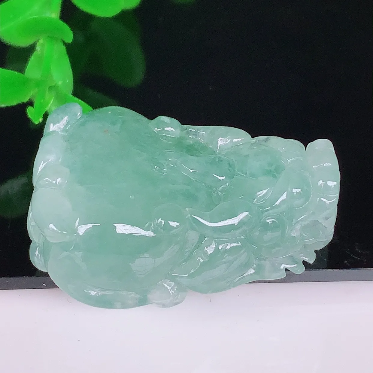自然光实拍，冰润冰糯种飘绿翡翠招财貔貅吊坠，民间有“一摸貔貅运程旺盛，再摸貔貅财运滚滚，三摸貔貅平步青云 ”的美好祝愿。#46.24