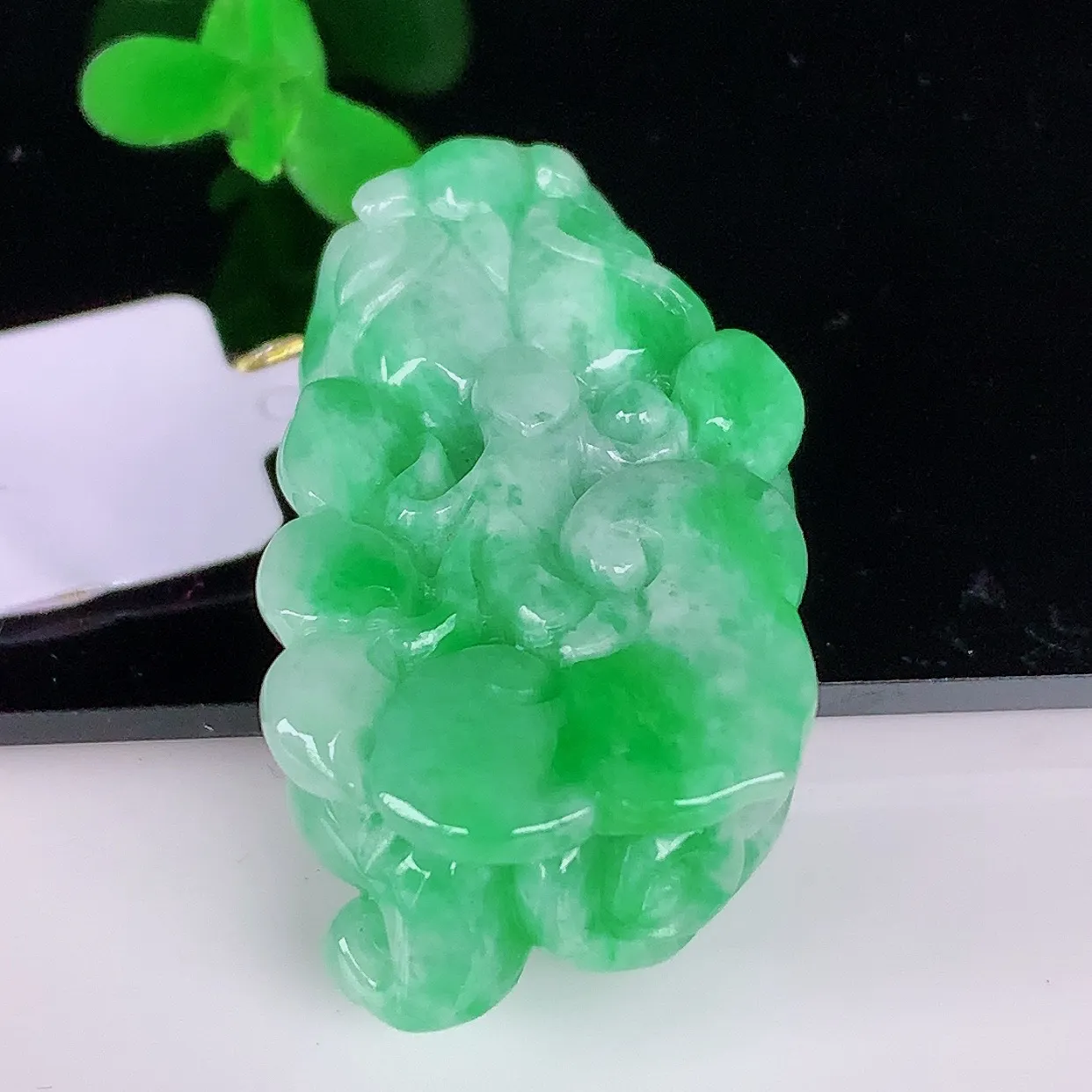 自然光实拍，冰润冰糯种飘阳绿翡翠招财貔貅吊坠，民间有“一摸貔貅运程旺盛，再摸貔貅财运滚滚，三摸貔貅平步青云 ”的美好祝愿。#35.24