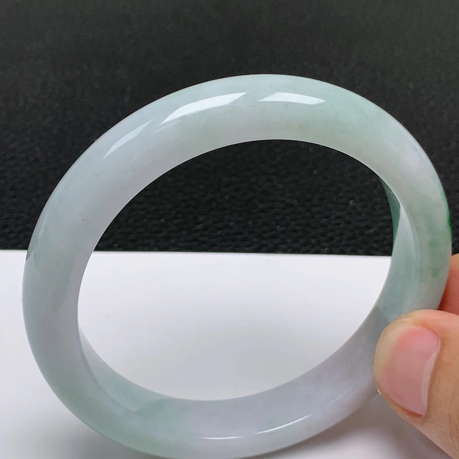 圈口56～57 天然翡翠A货老坑冰润飘绿正圈手镯 尺寸56.9*11.5*8.5mm