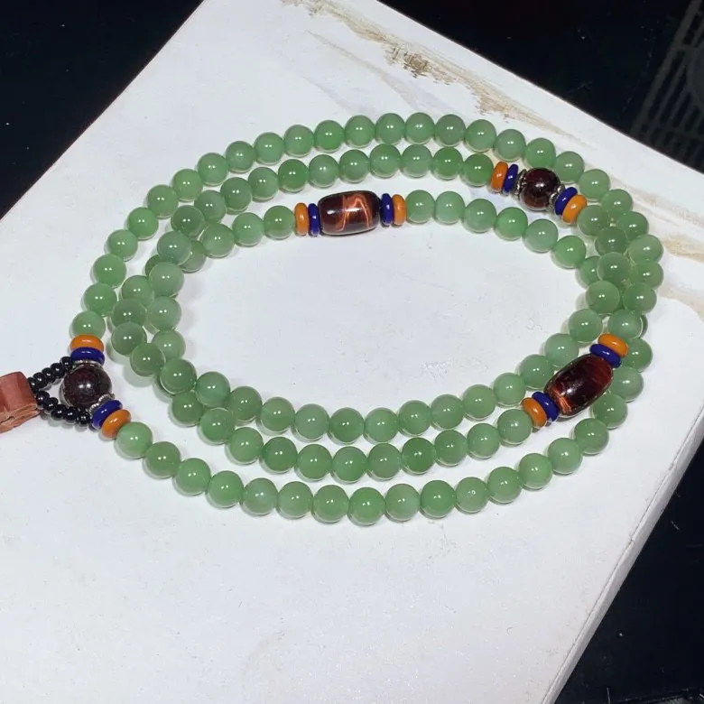 和田玉阳绿俄罗斯碧玉108佛珠项链。单个尺寸6重46克。玉质细腻油润。 手推出油。品相大气。lt052423