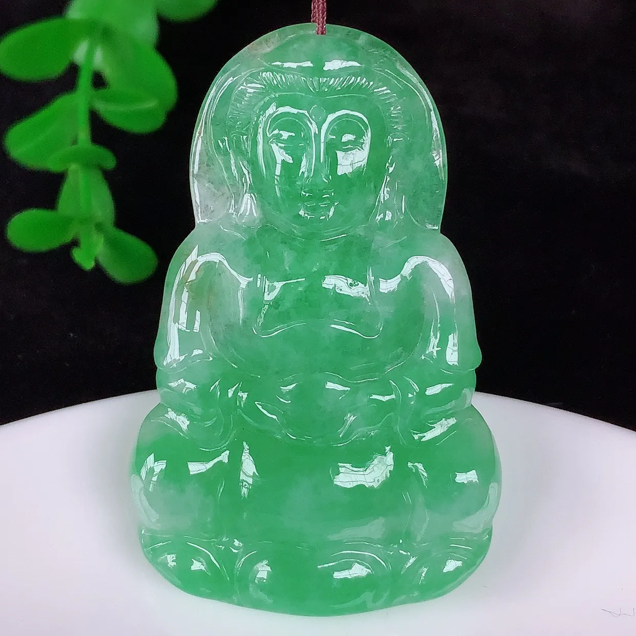自然光实拍，冰糯种飘绿翡翠观音吊坠，赐福翡翠观音，翠色迷人，观音面相端庄，佩戴时尚出众！#01.24