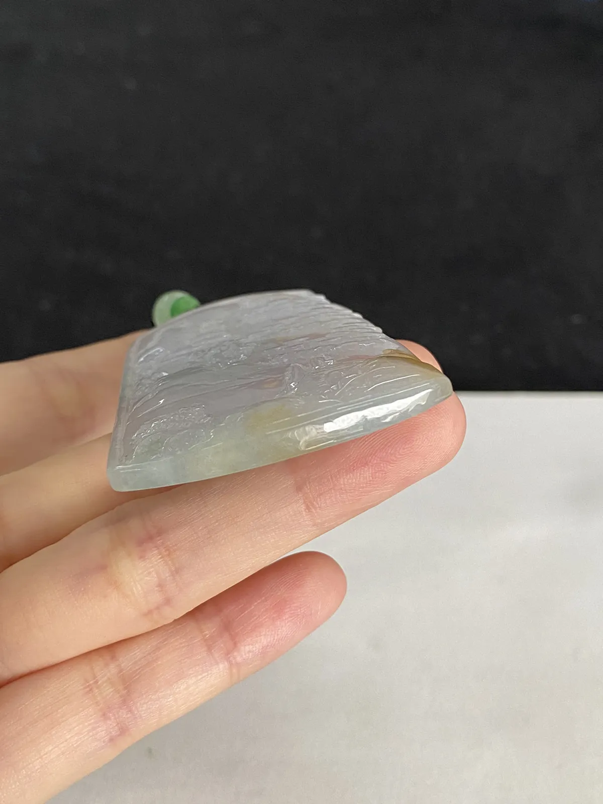 翡翠冰糯种白色山水牌，配珠未测