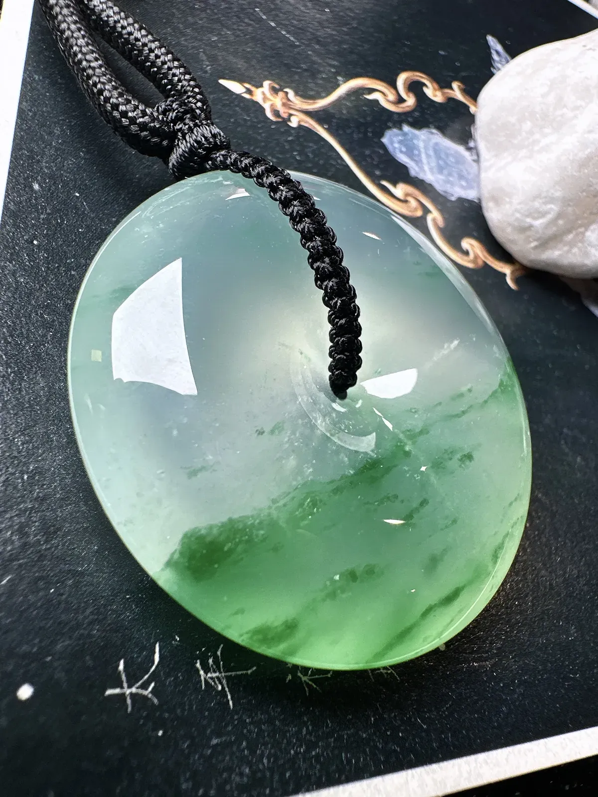 翡翠冰糯种飘绿平安扣
