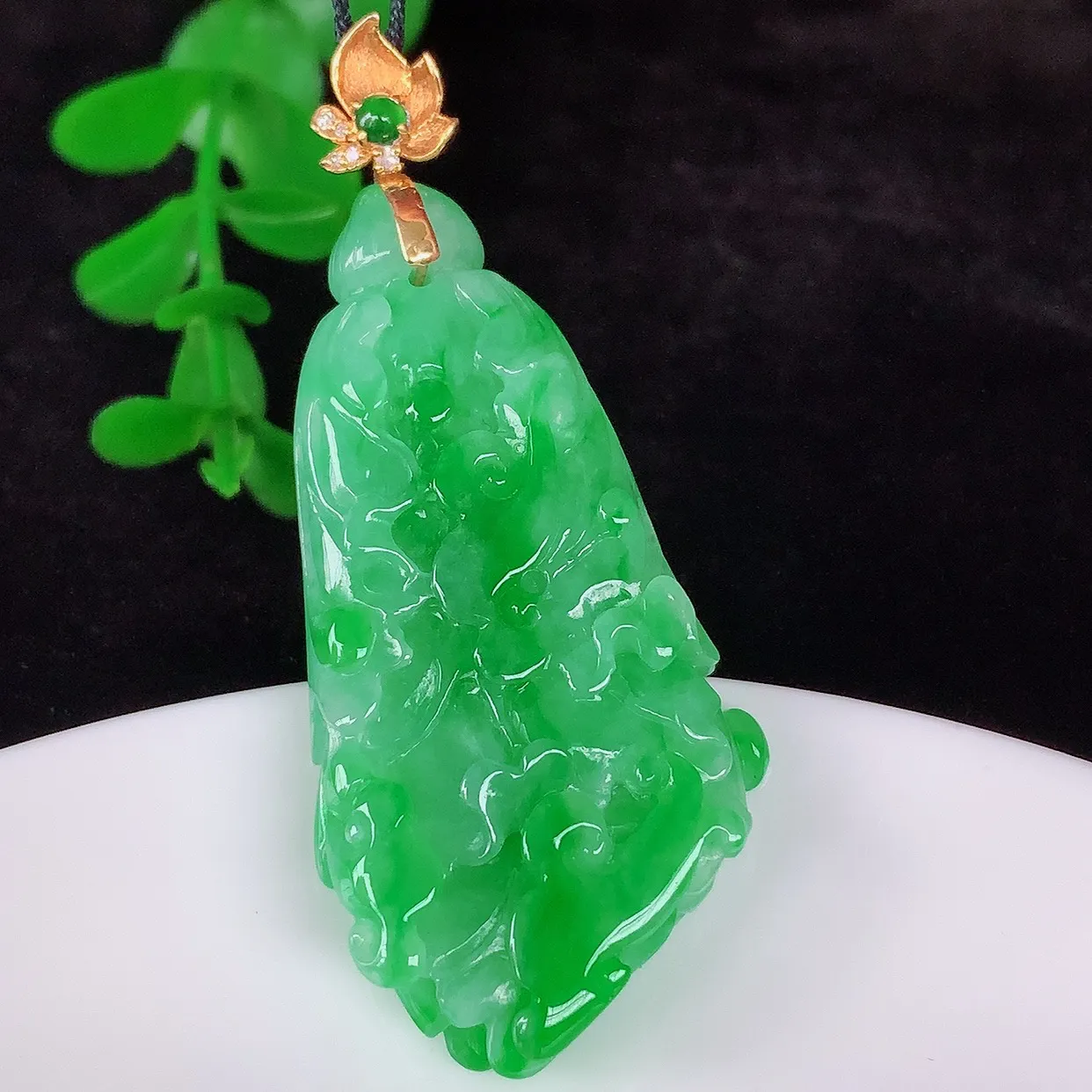 自然光实拍，18K金镶嵌冰润冰糯种飘阳绿翡翠招百财白菜吊坠，百财聚来，财源滚滚，色泽鲜艳，精工水润的白菜，性价比高！#1.24整体54*裸石45.5*23.5*8