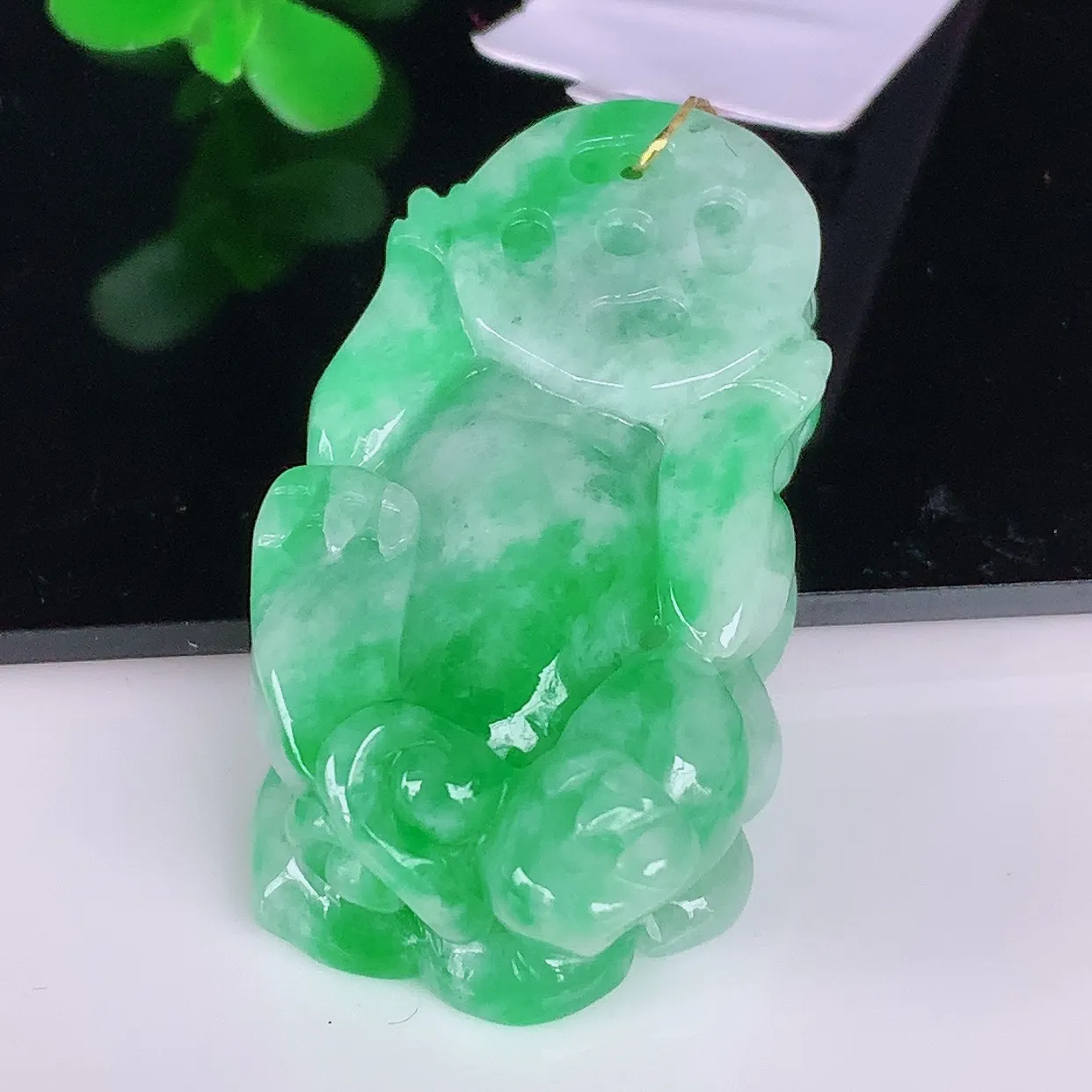 自然光实拍，冰润冰糯种飘阳绿翡翠招财貔貅吊坠，民间有“一摸貔貅运程旺盛，再摸貔貅财运滚滚，三摸貔貅平步青云 ”的美好祝愿。#35.24
