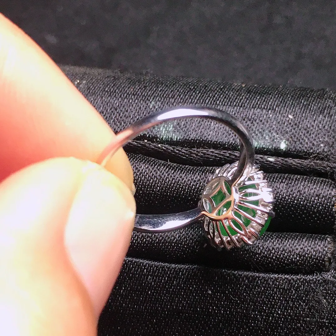 阳绿蛋面戒指，色泽均匀艳丽，玉质细腻，荧光感超
强，饱满水润，气质满满。18k
金豪华镶嵌