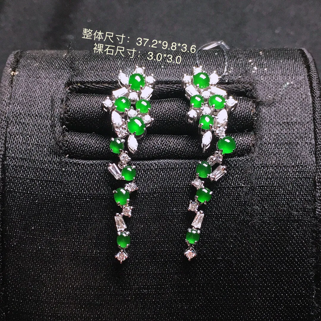 阳绿蛋面耳坠，色泽均匀艳丽，玉质细腻，荧光感超
强，饱满水润，气质满满。18k
金豪华镶嵌