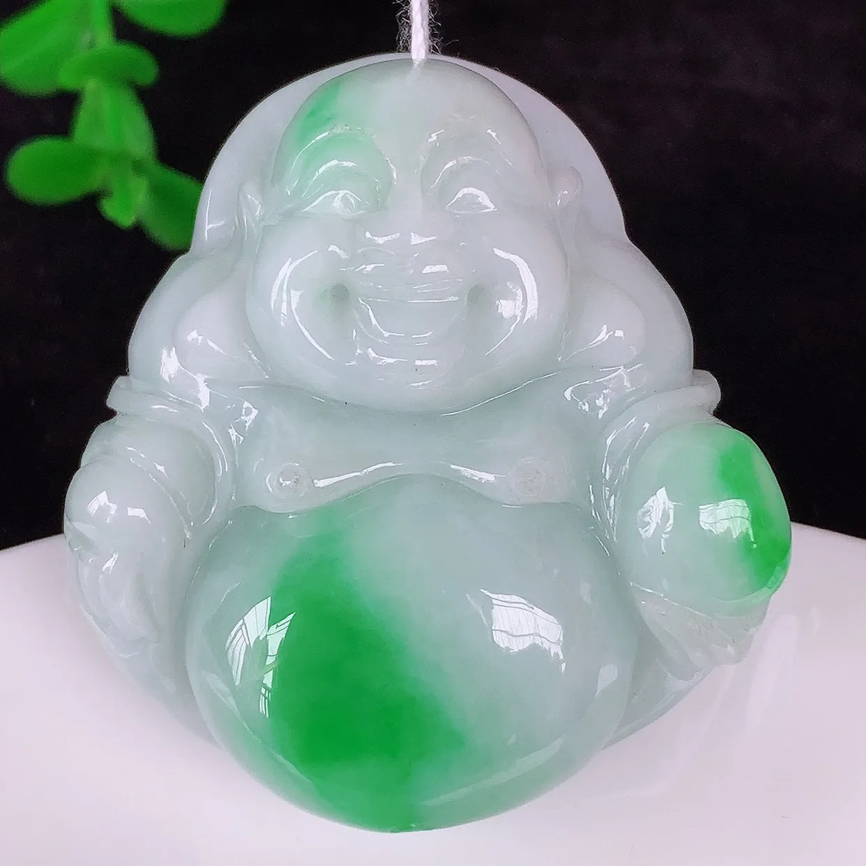 自然光实拍，大件厚装冰润冰糯种飘阳绿翡翠佛公吊坠，饱满， 佛公亦保平安，寓意有福（佛公）相伴，配戴优雅迷人！#46.24
