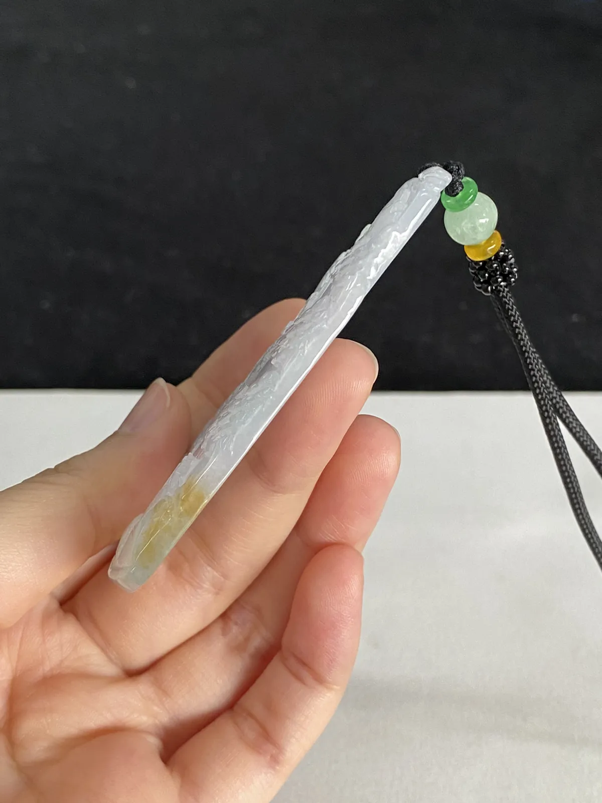 翡翠冰糯种白色山水牌，配珠未测