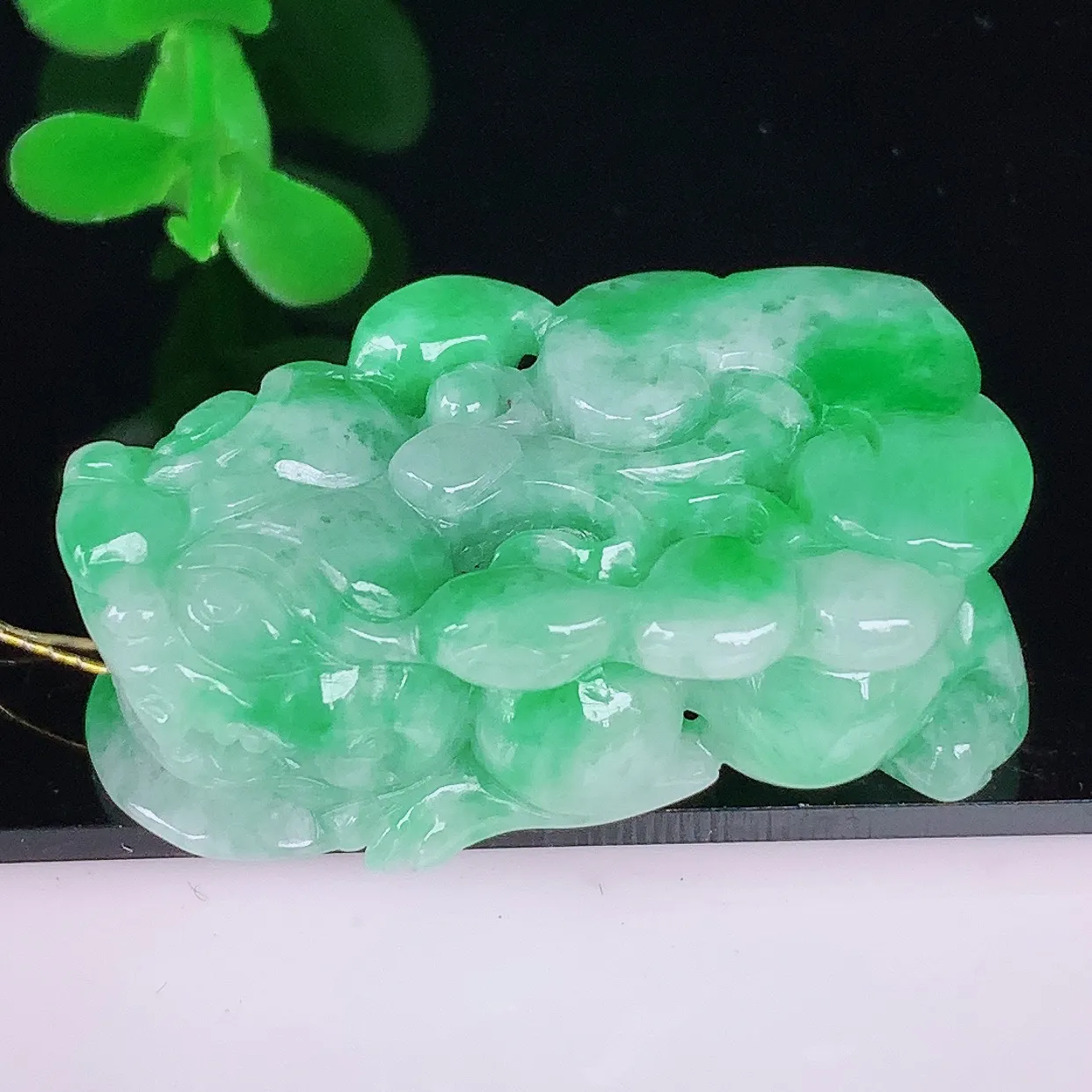 自然光实拍，冰润冰糯种飘阳绿翡翠招财貔貅吊坠，民间有“一摸貔貅运程旺盛，再摸貔貅财运滚滚，三摸貔貅平步青云 ”的美好祝愿。#35.24