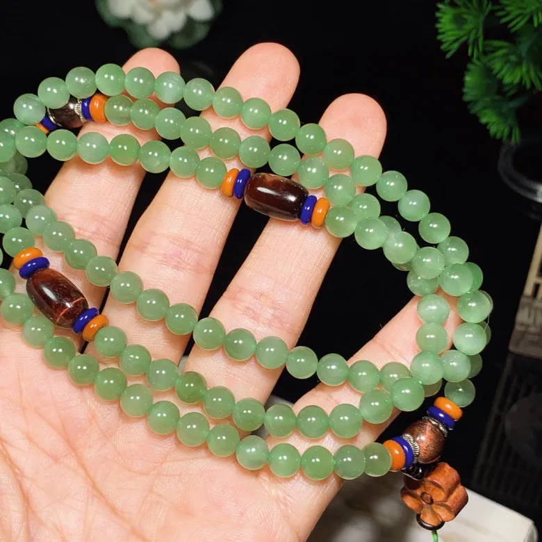 和田玉阳绿俄罗斯碧玉108佛珠项链。单个尺寸6重46克。玉质细腻油润。 手推出油。品相大气。lt052423