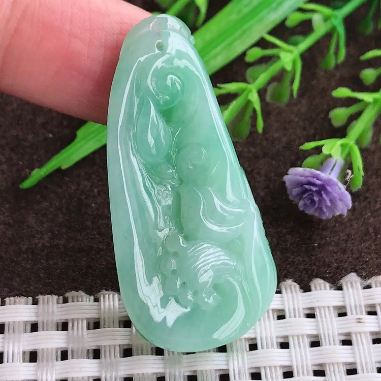 自然光老坑冰胶水灵飘阳绿连年有余荷叶鱼吊坠翡翠玉坠尺寸42.5/21/8.8