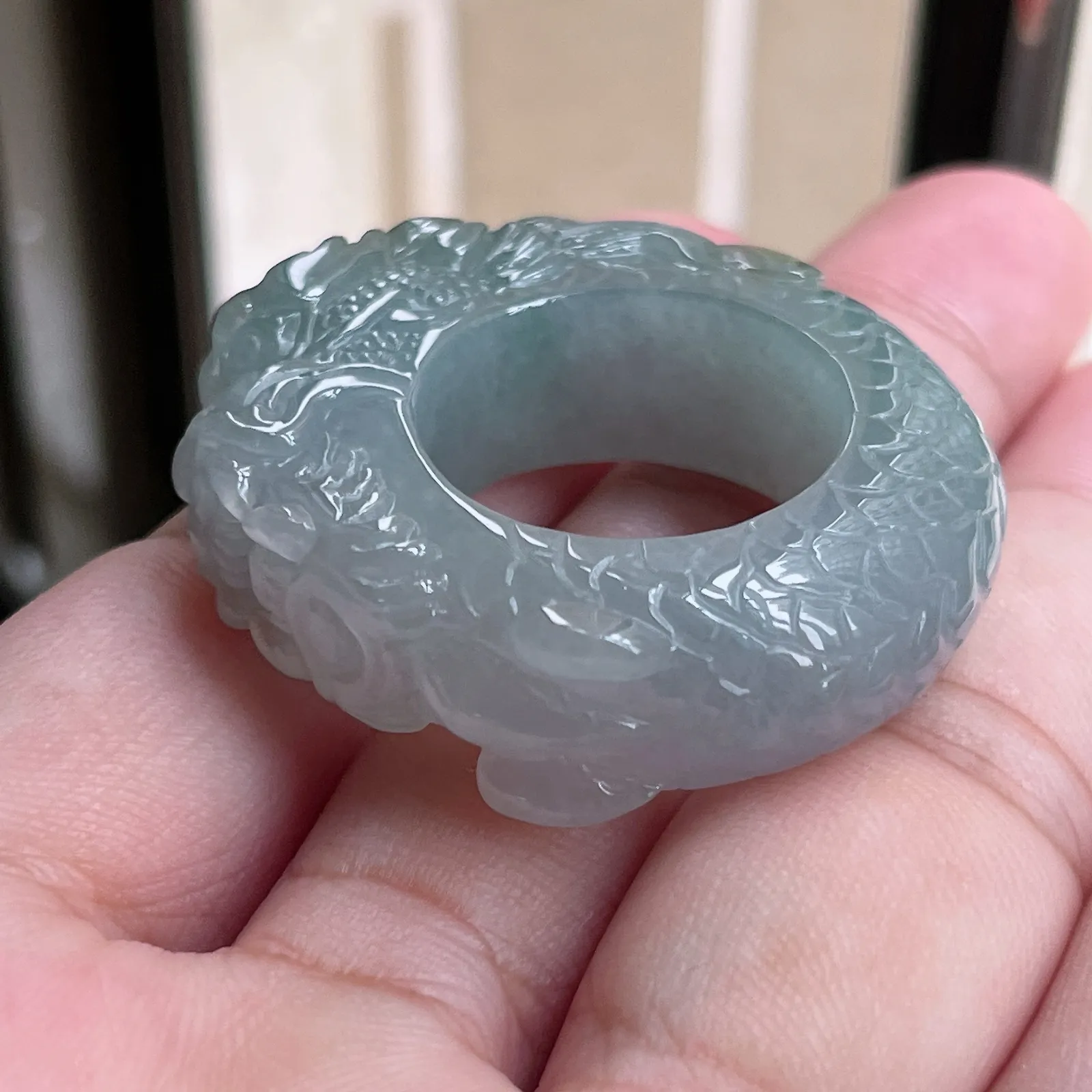 自然光实拍天然翡翠A货水润精工冰透浅绿龙腾盛世21mn龙形扳指。玉质细腻莹润 雕工精湛，佩戴高雅大方   线条优美 lww尺寸:21.4/13.5/11.5mm