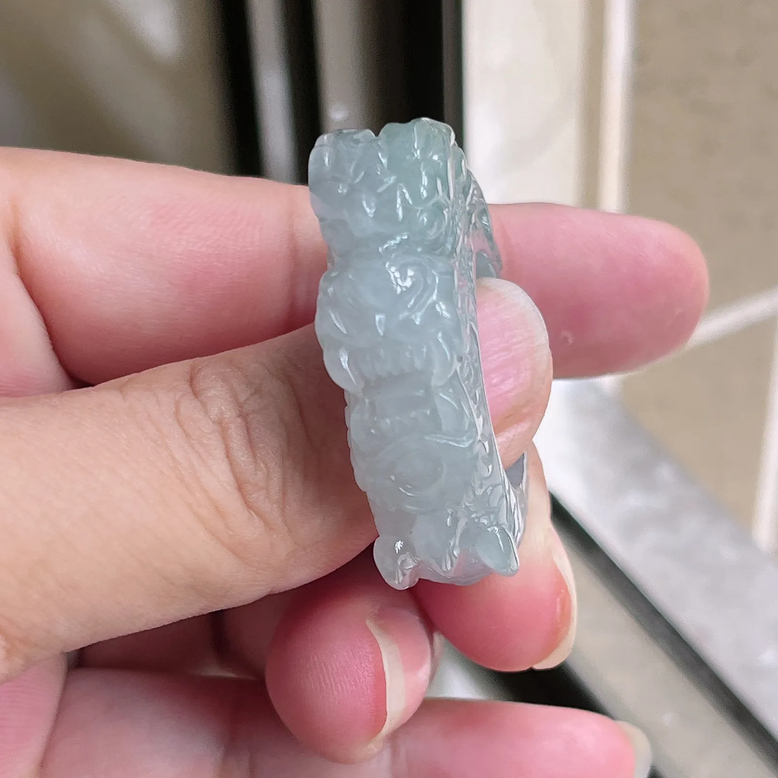 自然光实拍天然翡翠A货水润精工冰透浅绿龙腾盛世21mn龙形扳指。玉质细腻莹润 雕工精湛，佩戴高雅大方   线条优美 lww尺寸:21.4/13.5/11.5mm