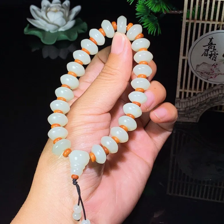新疆和田玉算盘珠手串。尺寸12/6mm重40.6克 玉质细腻油润。手推出油。品相大气。lt25042