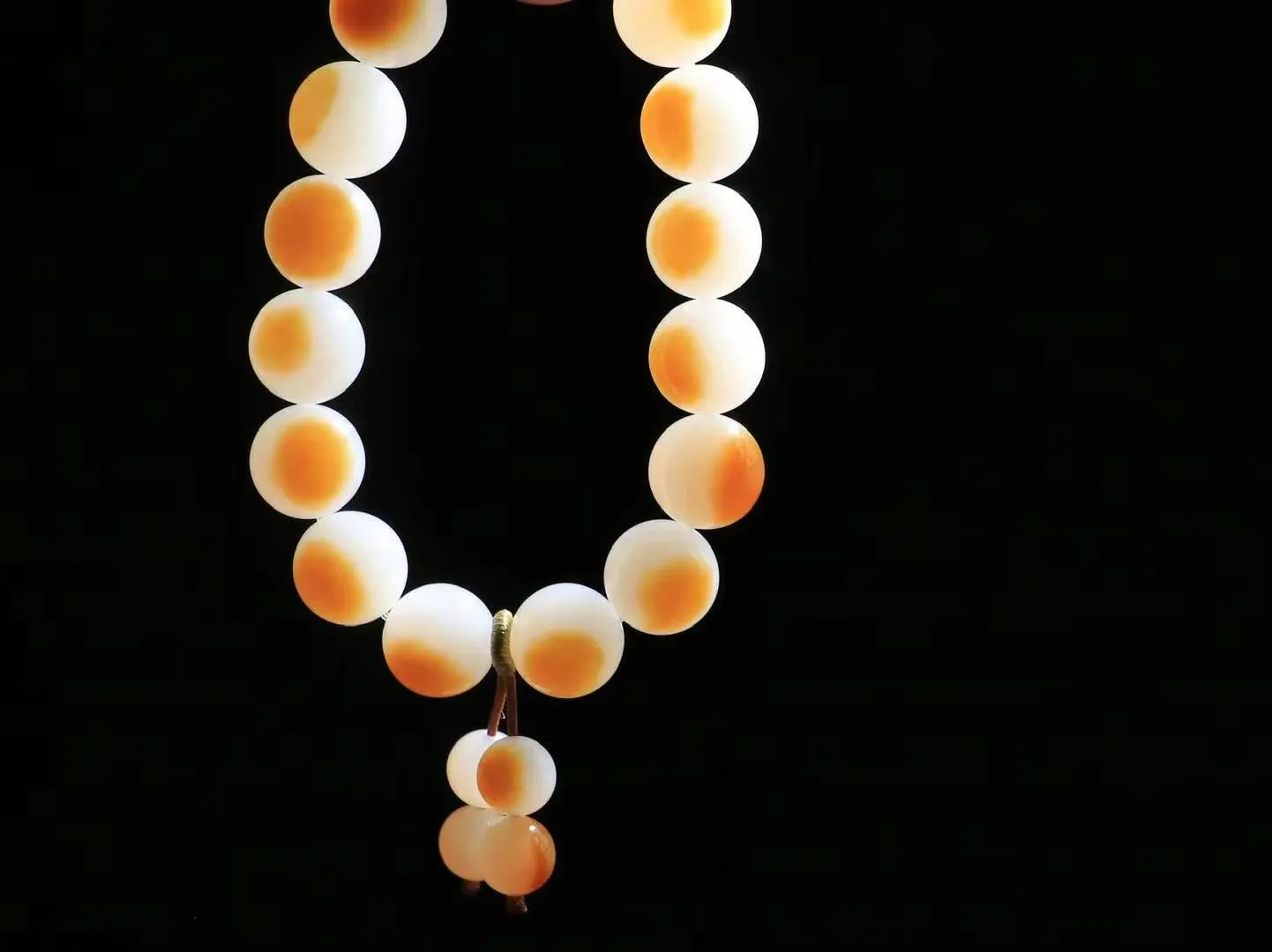 【岁月静好.手串】

货头精选  收藏级和田玉糖白玉圆珠手串，精选上等和田玉料，每一颗珠子都散发着温润光泽，宛如岁月沉淀的优雅。佩戴它，感受时光的静谧与从容，彰显不凡品味。重48克  尺寸取一12mm  45402621T