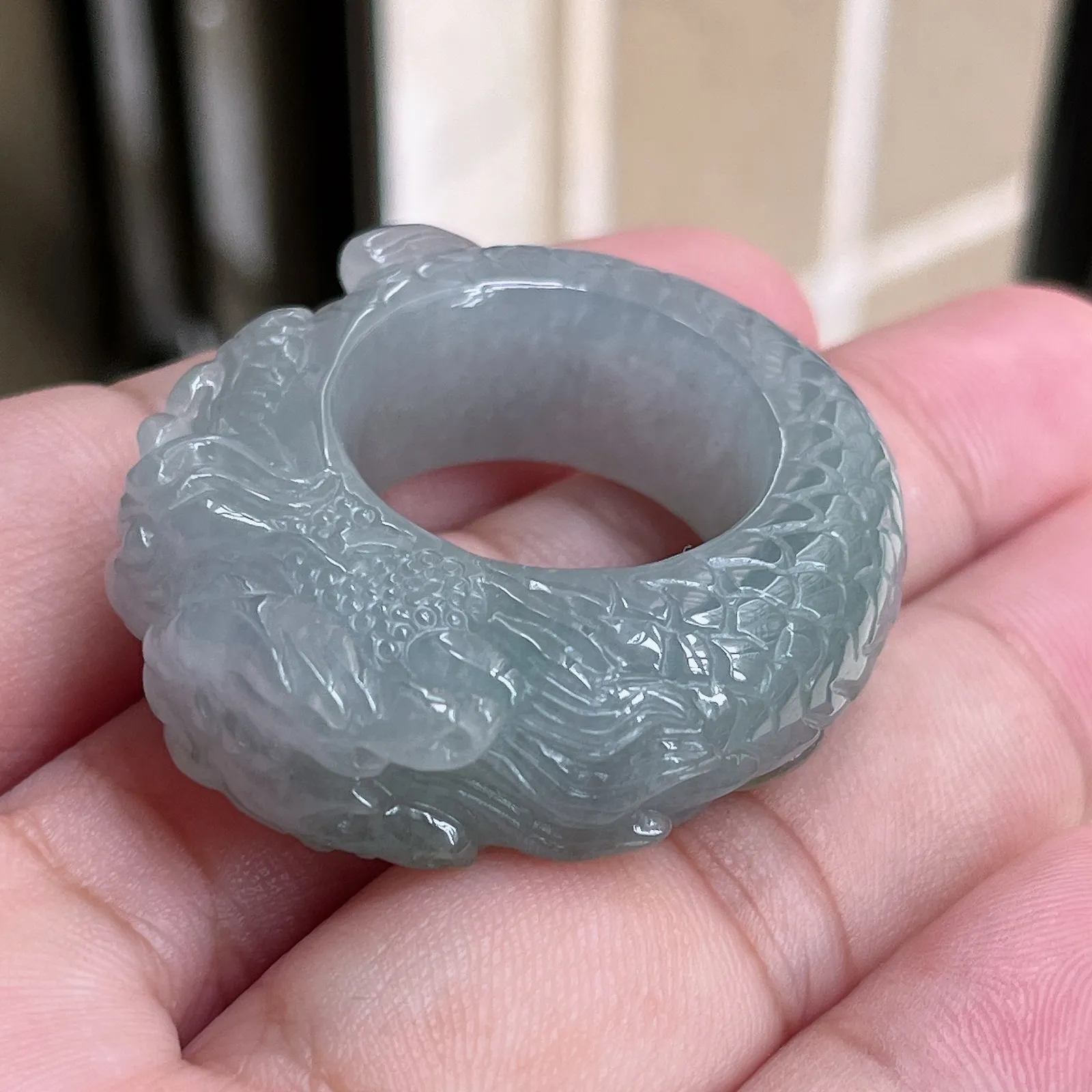 自然光实拍天然翡翠A货水润精工冰透浅绿龙腾盛世21mn龙形扳指。玉质细腻莹润 雕工精湛，佩戴高雅大方   线条优美 lww尺寸:21.4/13.5/11.5mm