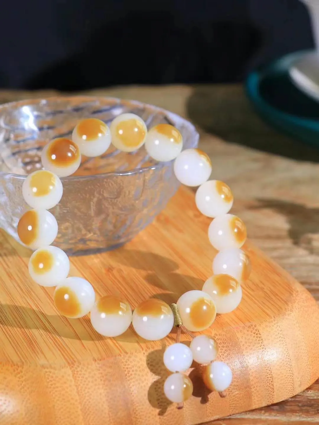 【岁月静好.手串】

货头精选  收藏级和田玉糖白玉圆珠手串，精选上等和田玉料，每一颗珠子都散发着温润光泽，宛如岁月沉淀的优雅。佩戴它，感受时光的静谧与从容，彰显不凡品味。重48克  尺寸取一12mm  45402621T