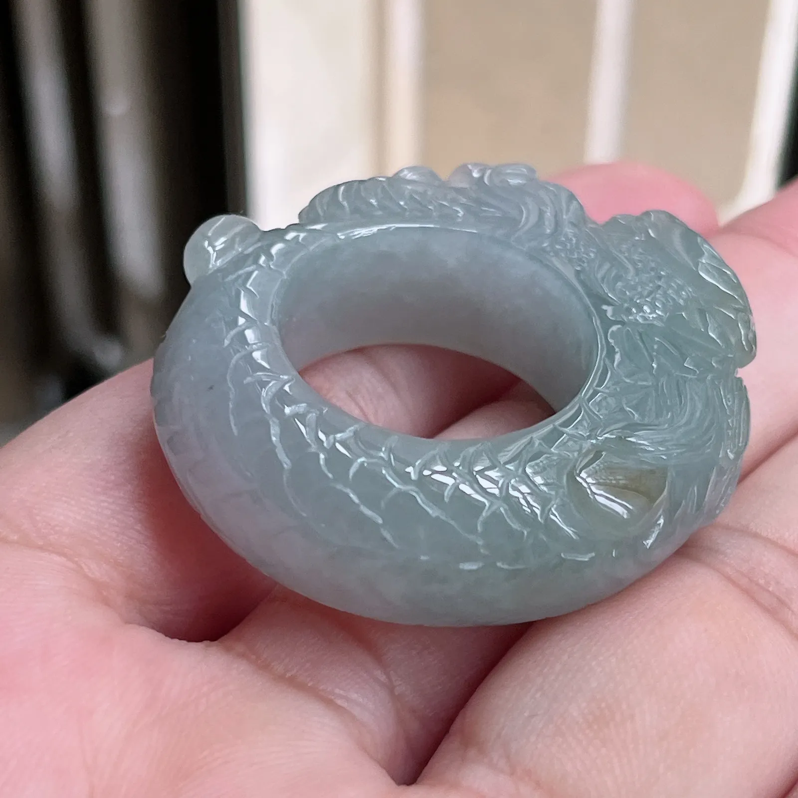 自然光实拍天然翡翠A货水润精工冰透浅绿龙腾盛世21mn龙形扳指。玉质细腻莹润 雕工精湛，佩戴高雅大方   线条优美 lww尺寸:21.4/13.5/11.5mm