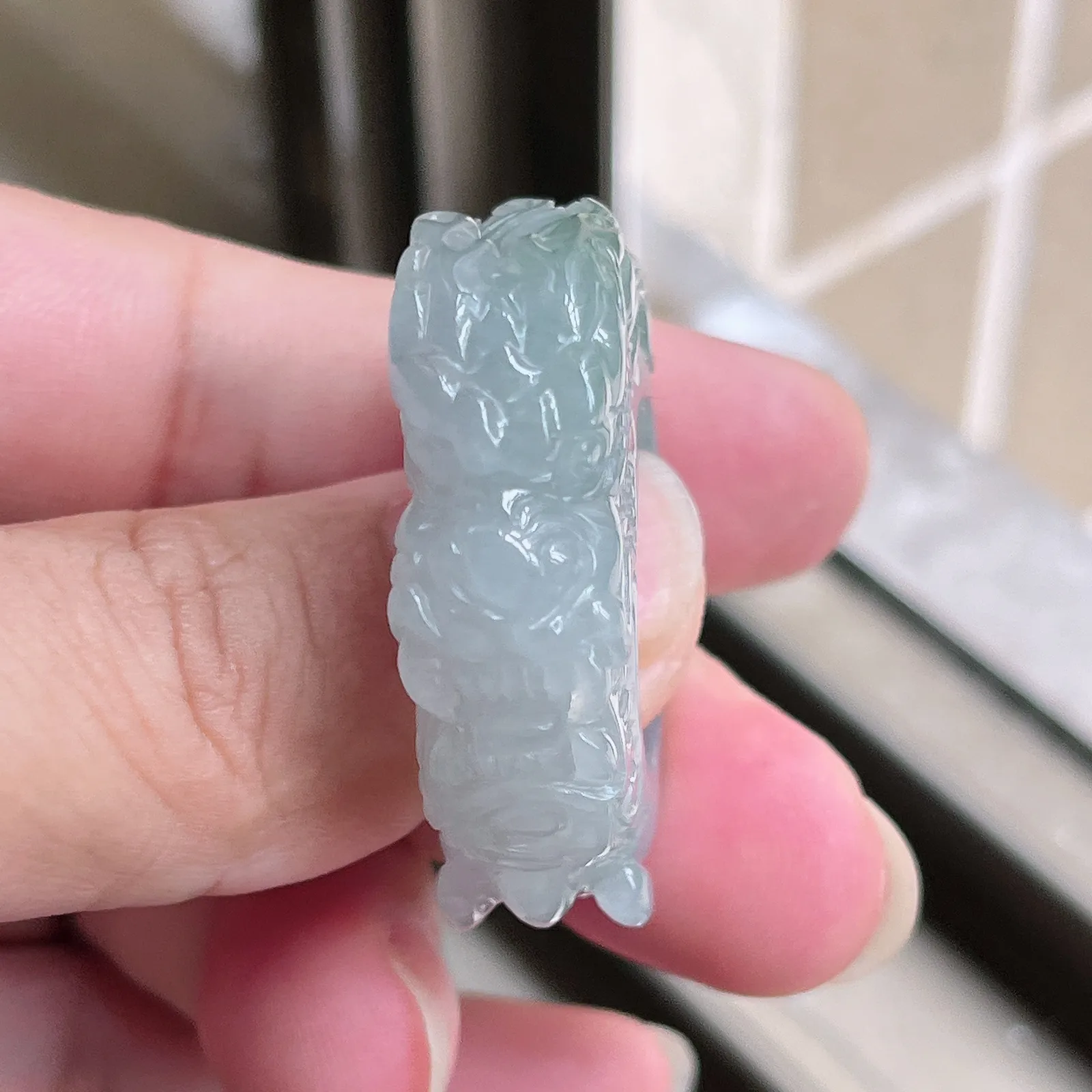 自然光实拍天然翡翠A货水润精工冰透浅绿龙腾盛世21mn龙形扳指。玉质细腻莹润 雕工精湛，佩戴高雅大方   线条优美 lww尺寸:21.4/13.5/11.5mm