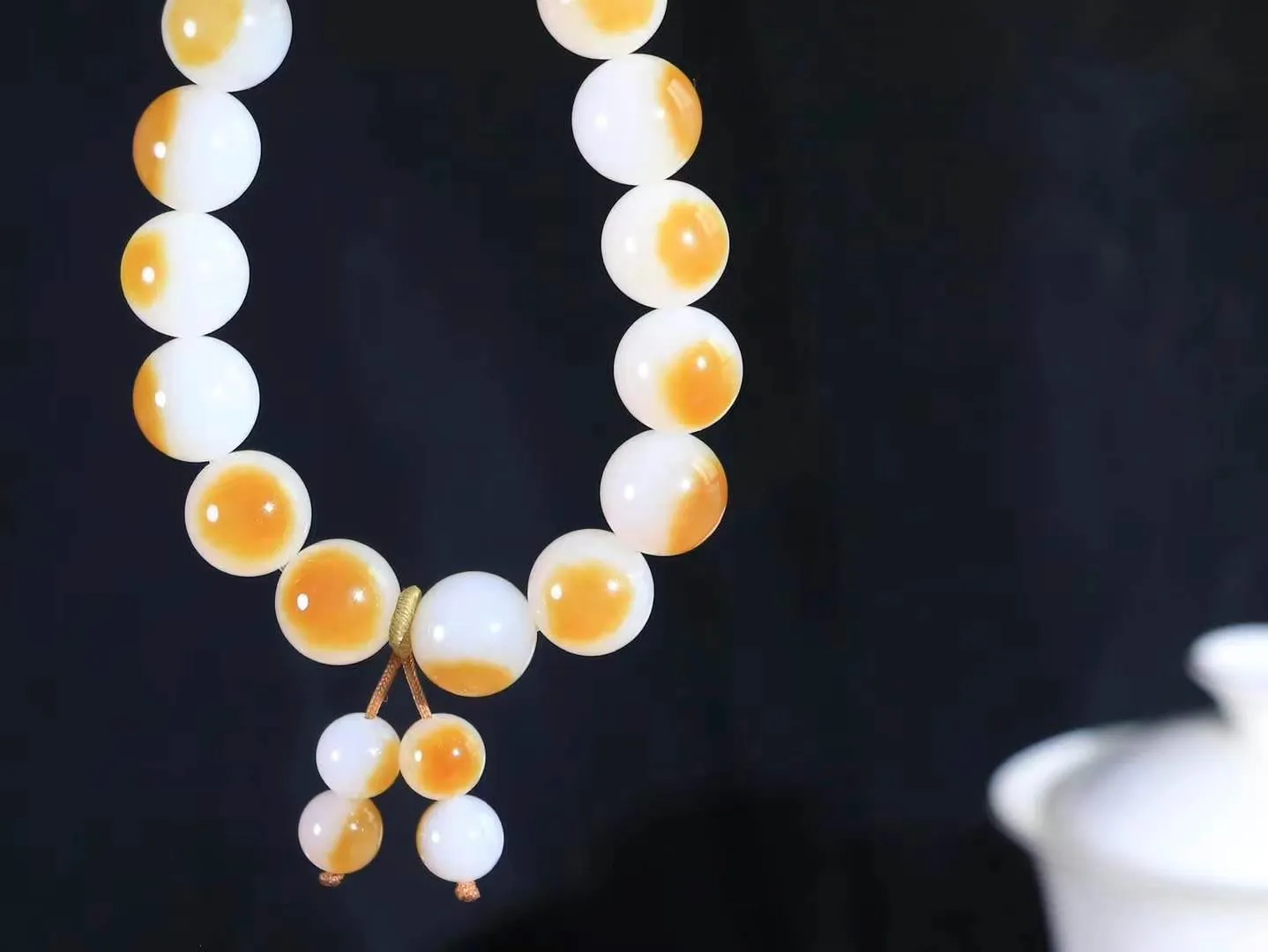 【岁月静好.手串】

货头精选  收藏级和田玉糖白玉圆珠手串，精选上等和田玉料，每一颗珠子都散发着温润光泽，宛如岁月沉淀的优雅。佩戴它，感受时光的静谧与从容，彰显不凡品味。重48克  尺寸取一12mm  45402621T