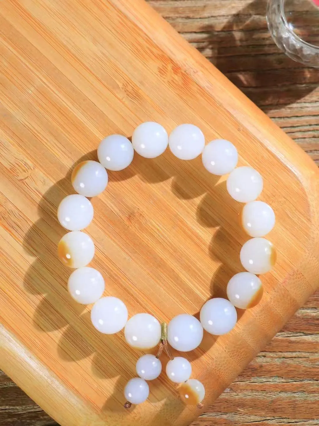 【岁月静好.手串】

货头精选  收藏级和田玉糖白玉圆珠手串，精选上等和田玉料，每一颗珠子都散发着温润光泽，宛如岁月沉淀的优雅。佩戴它，感受时光的静谧与从容，彰显不凡品味。重48克  尺寸取一12mm  45402621T