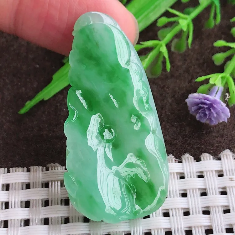 自然光老坑冰胶水灵飘阳绿连年有余荷叶鱼吊坠翡翠玉坠尺寸42.5/21/8.8