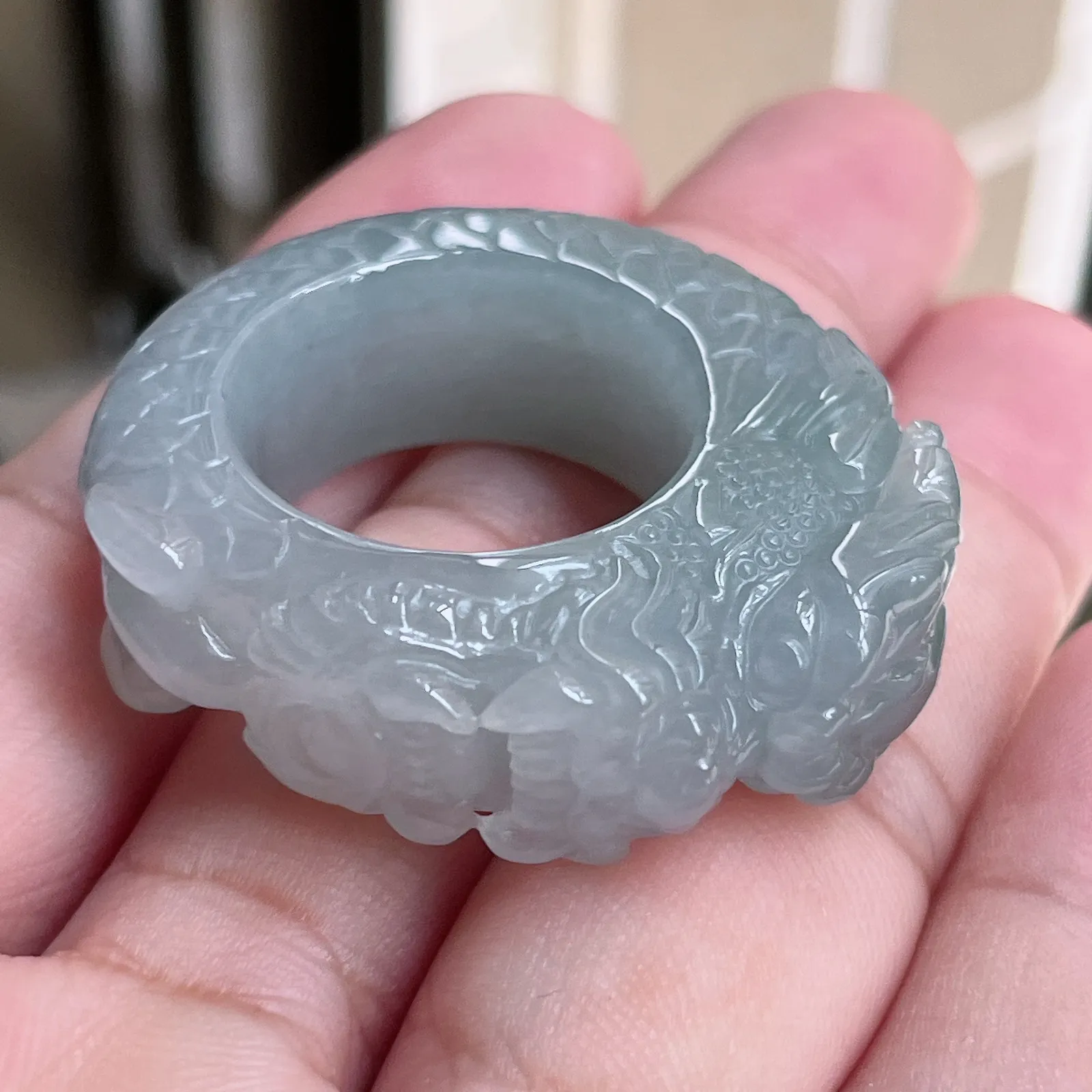 自然光实拍天然翡翠A货水润精工冰透浅绿龙腾盛世21mn龙形扳指。玉质细腻莹润 雕工精湛，佩戴高雅大方   线条优美 lww尺寸:21.4/13.5/11.5mm