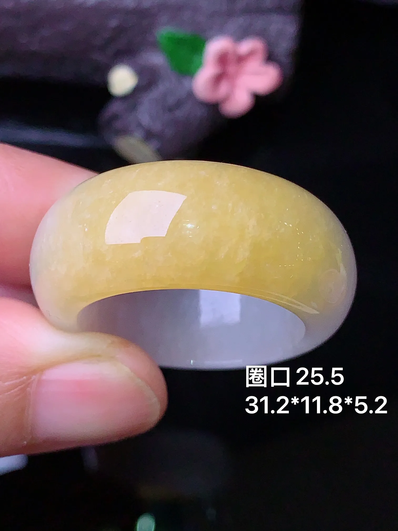 黄翡指环 玉质细腻 色泽清新艳丽 圈口25.5 整体尺寸31.2*11.8*5.2