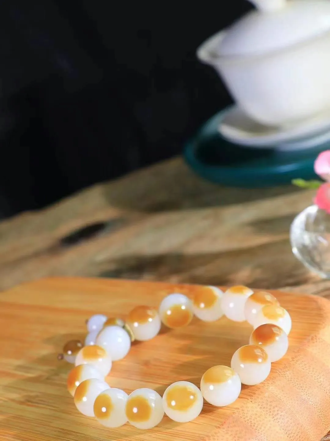 【岁月静好.手串】

货头精选  收藏级和田玉糖白玉圆珠手串，精选上等和田玉料，每一颗珠子都散发着温润光泽，宛如岁月沉淀的优雅。佩戴它，感受时光的静谧与从容，彰显不凡品味。重48克  尺寸取一12mm  45402621T