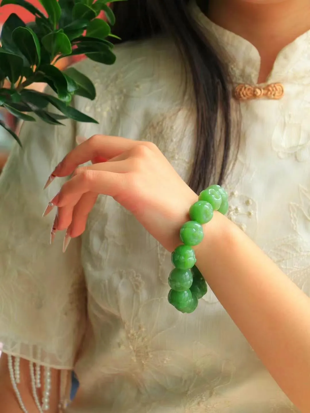 （弥勒笑佛.手串）

传承级臻品️和田玉碧玉粉绿弥勒佛手串，脂粉浓郁，玉质细腻温润，油性十足，颗颗
