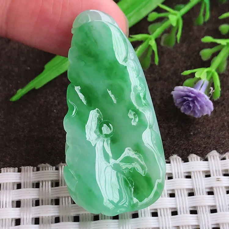 自然光老坑冰胶水灵飘阳绿连年有余荷叶鱼吊坠翡翠玉坠尺寸42.5/21/8.8
