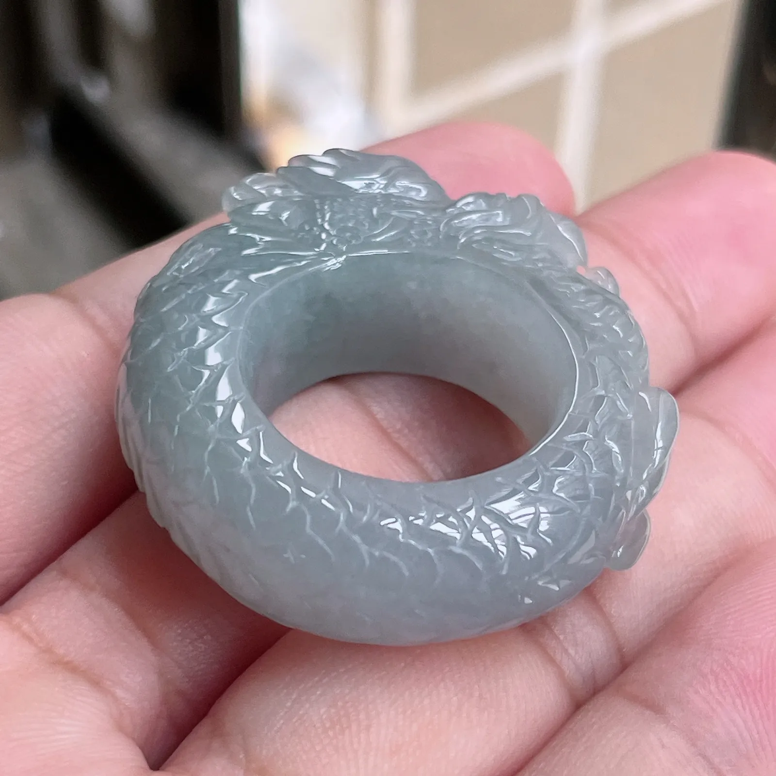 自然光实拍天然翡翠A货水润精工冰透浅绿龙腾盛世21mn龙形扳指。玉质细腻莹润 雕工精湛，佩戴高雅大方   线条优美 lww尺寸:21.4/13.5/11.5mm