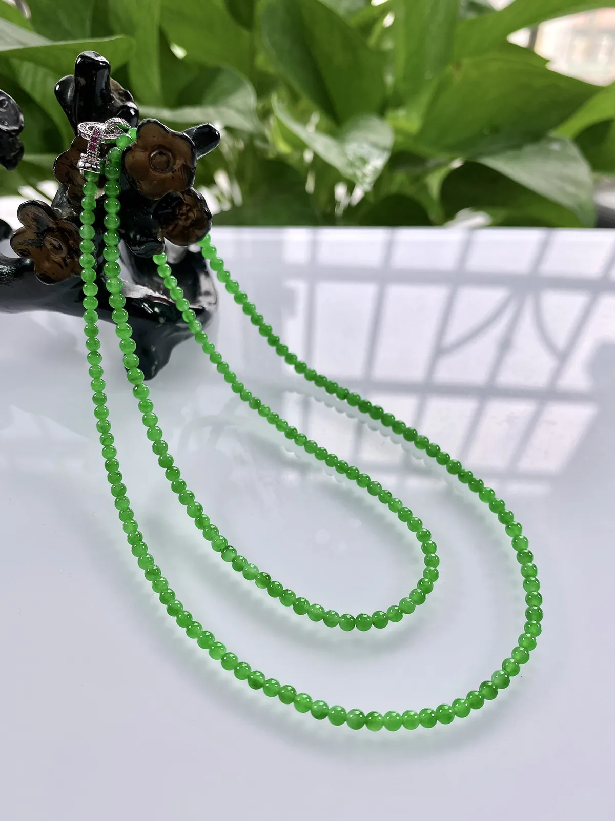 收藏级别，缅甸天然翡翠A货，卡3.5玻璃种起光起胶浓正阳绿小米珠微塔珠项链手链，尺寸：大珠3.5mm～小珠3mm/195颗，长度575mm，重量：10.08g