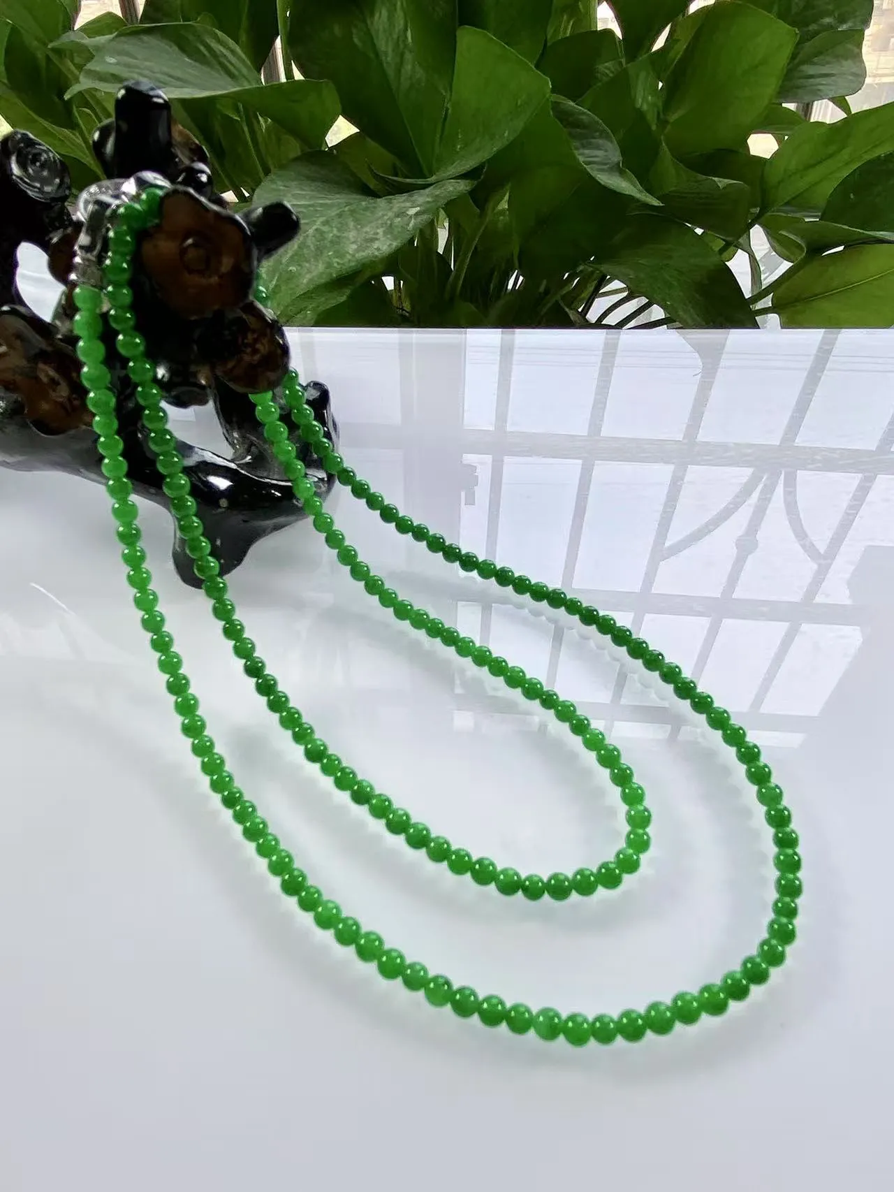 收藏级别，缅甸天然翡翠A货，卡3.2冰种起胶满绿浓阳绿小米珠小圆珠项链手链，尺寸：3.2mm/179颗，长度560mm，重量：11.11g