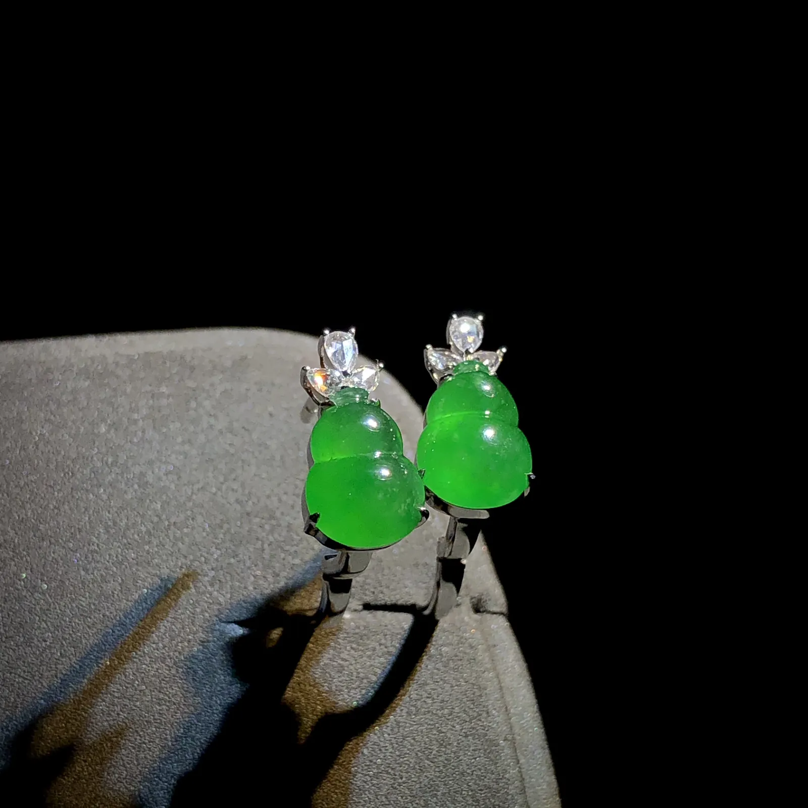 绿葫芦耳拍耳钉，裸石约9.5-6.8-4.5mm，
18K金，南非钻，