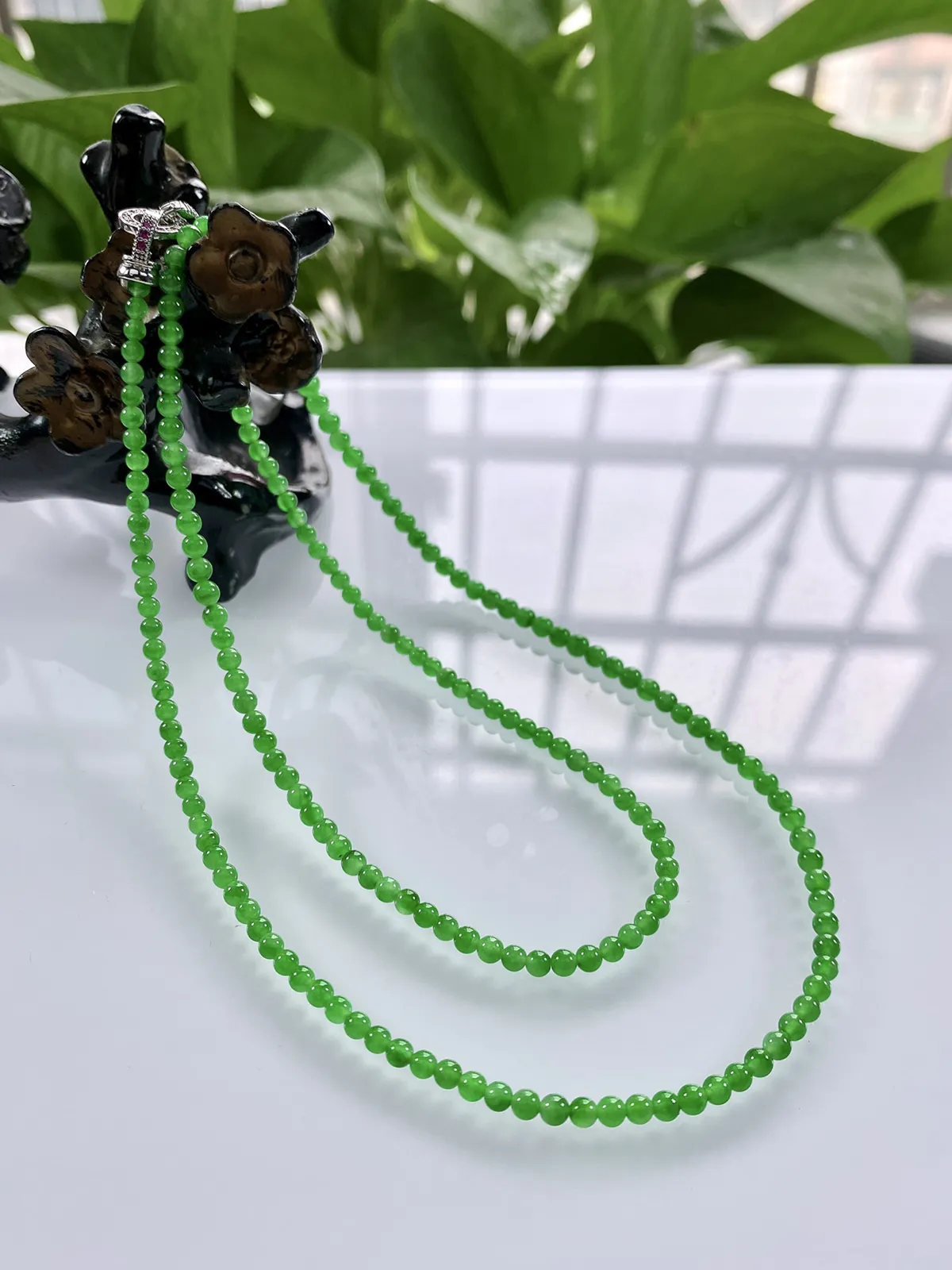 收藏级别，缅甸天然翡翠A货，卡3.5玻璃种起光起胶浓正阳绿小米珠微塔珠项链手链，尺寸：大珠3.5mm～小珠3mm/195颗，长度575mm，重量：10.08g