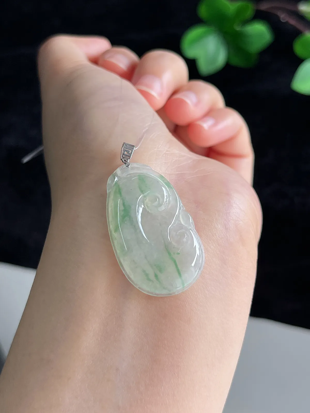 翡翠冰糯种飘绿如意