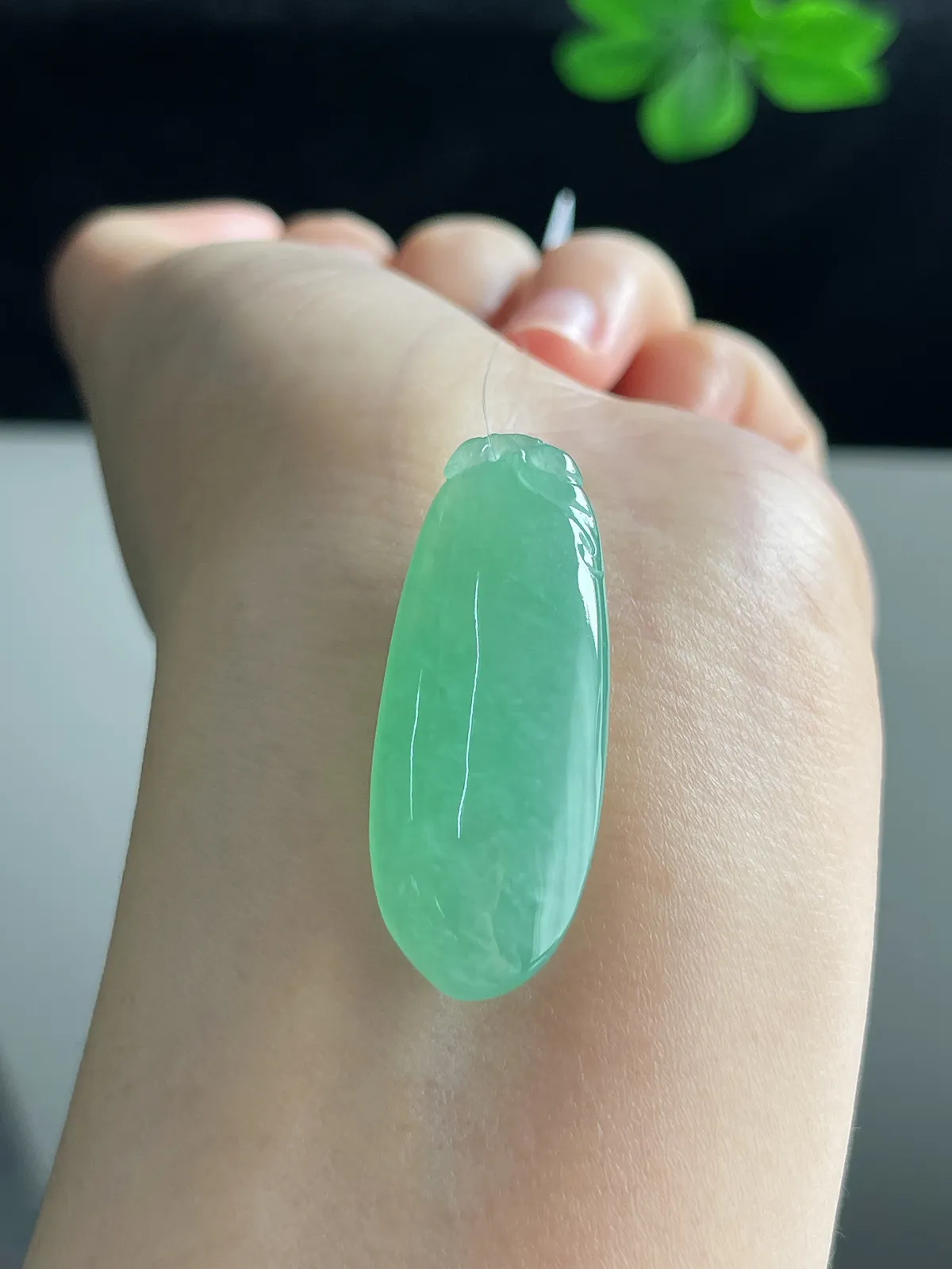 翡翠冰糯种浅绿色福瓜