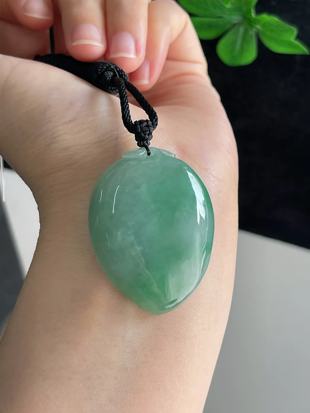 翡翠糯化种浅绿色吊坠
