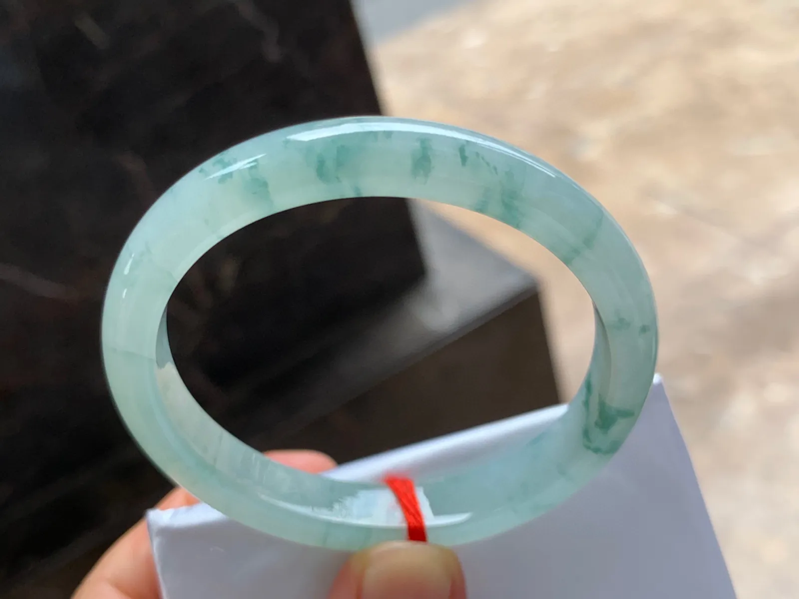 54-9.5-6.5mm
冰种飘花贵妃手镯 水润清爽 正圈51/52可戴