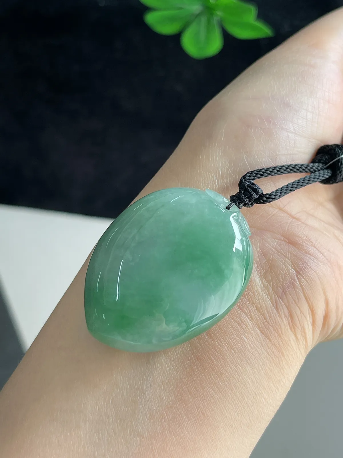 翡翠糯化种浅绿色吊坠