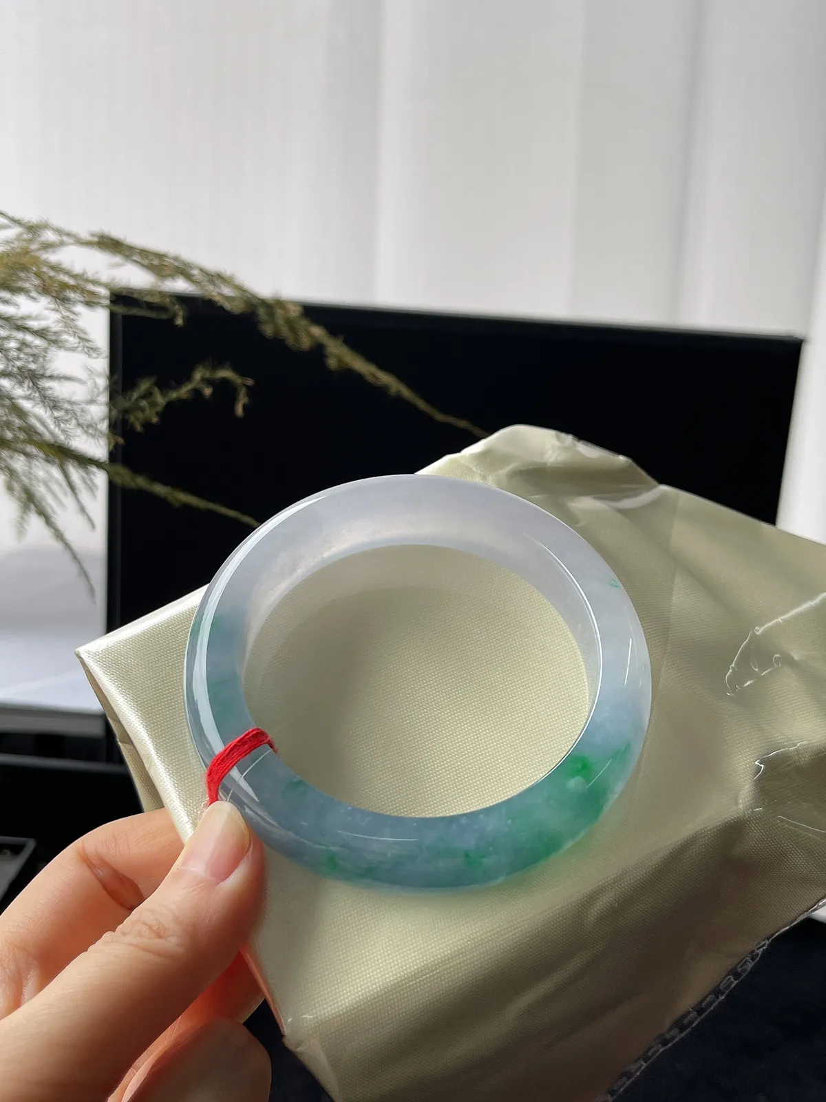 正圈58.8圈口，翡翠冰糯种飘绿手镯