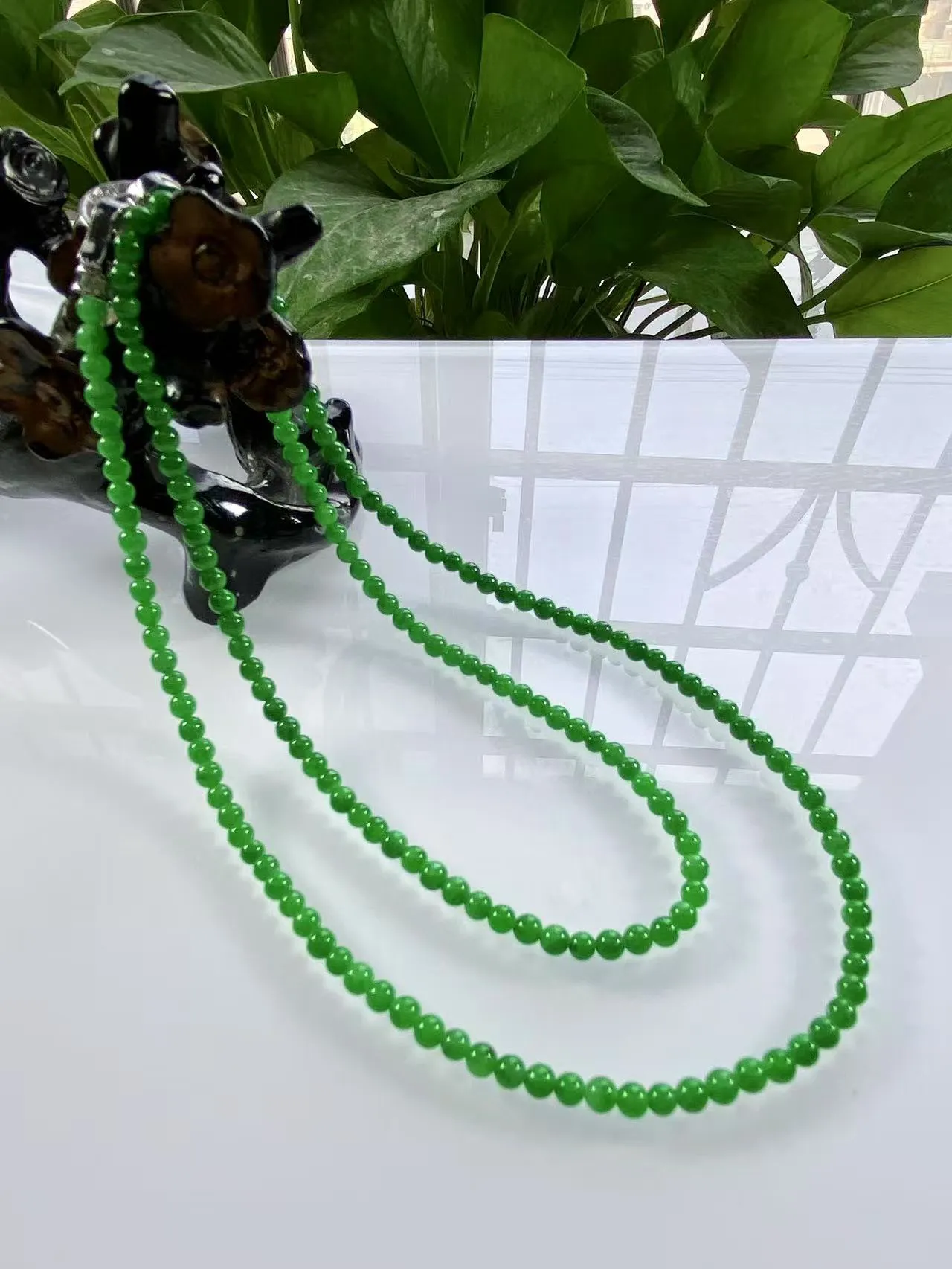 收藏级别，缅甸天然翡翠A货，卡3.2冰种起胶满绿浓阳绿小米珠小圆珠项链手链，尺寸：3.2mm/179颗，长度560mm，重量：11.11g