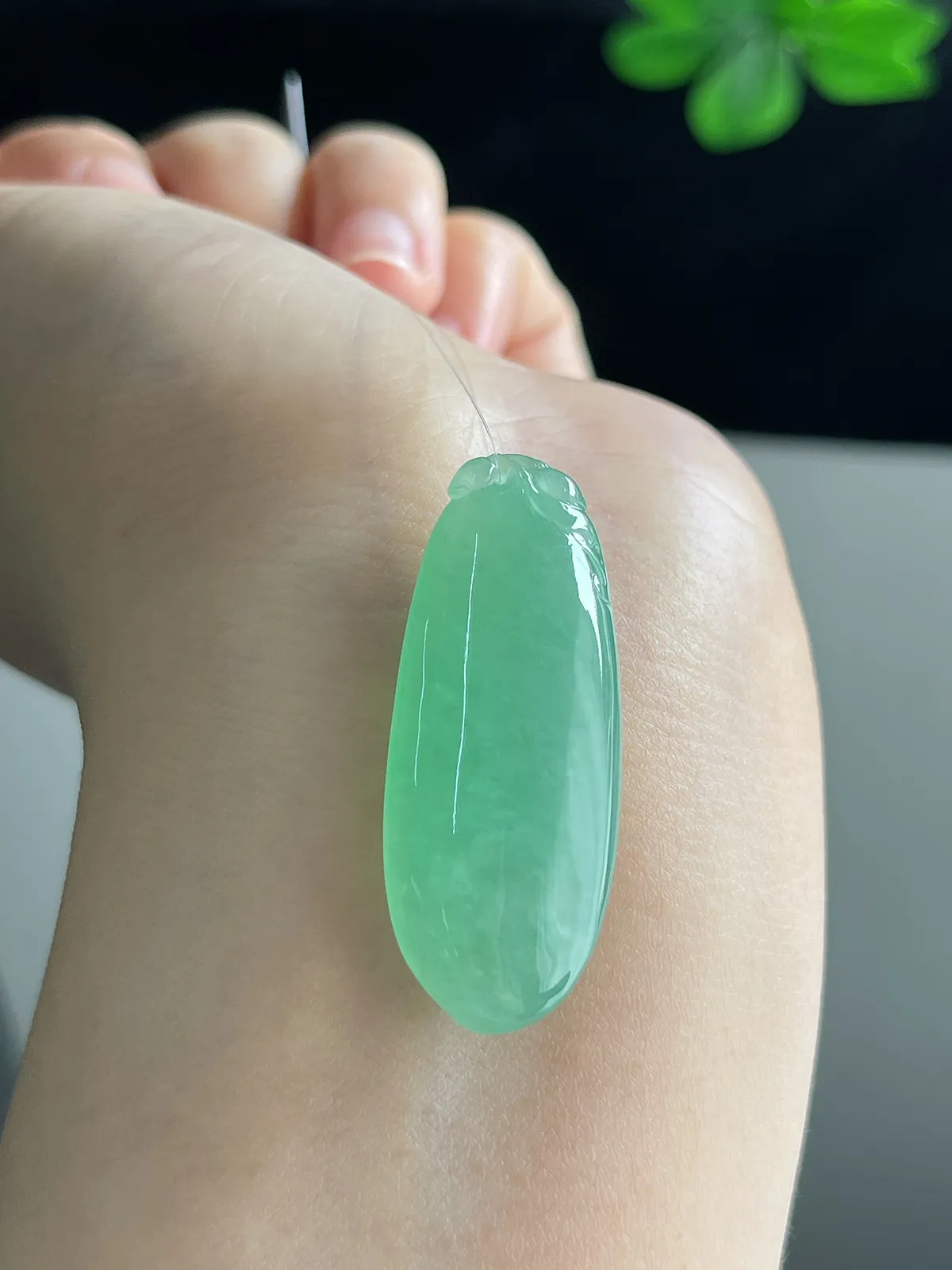 翡翠冰糯种浅绿色福瓜