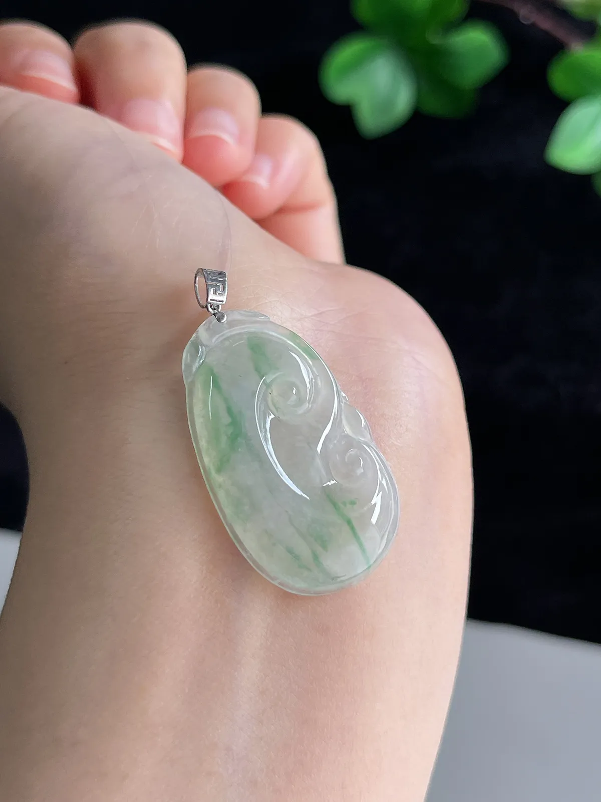 翡翠冰糯种飘绿如意