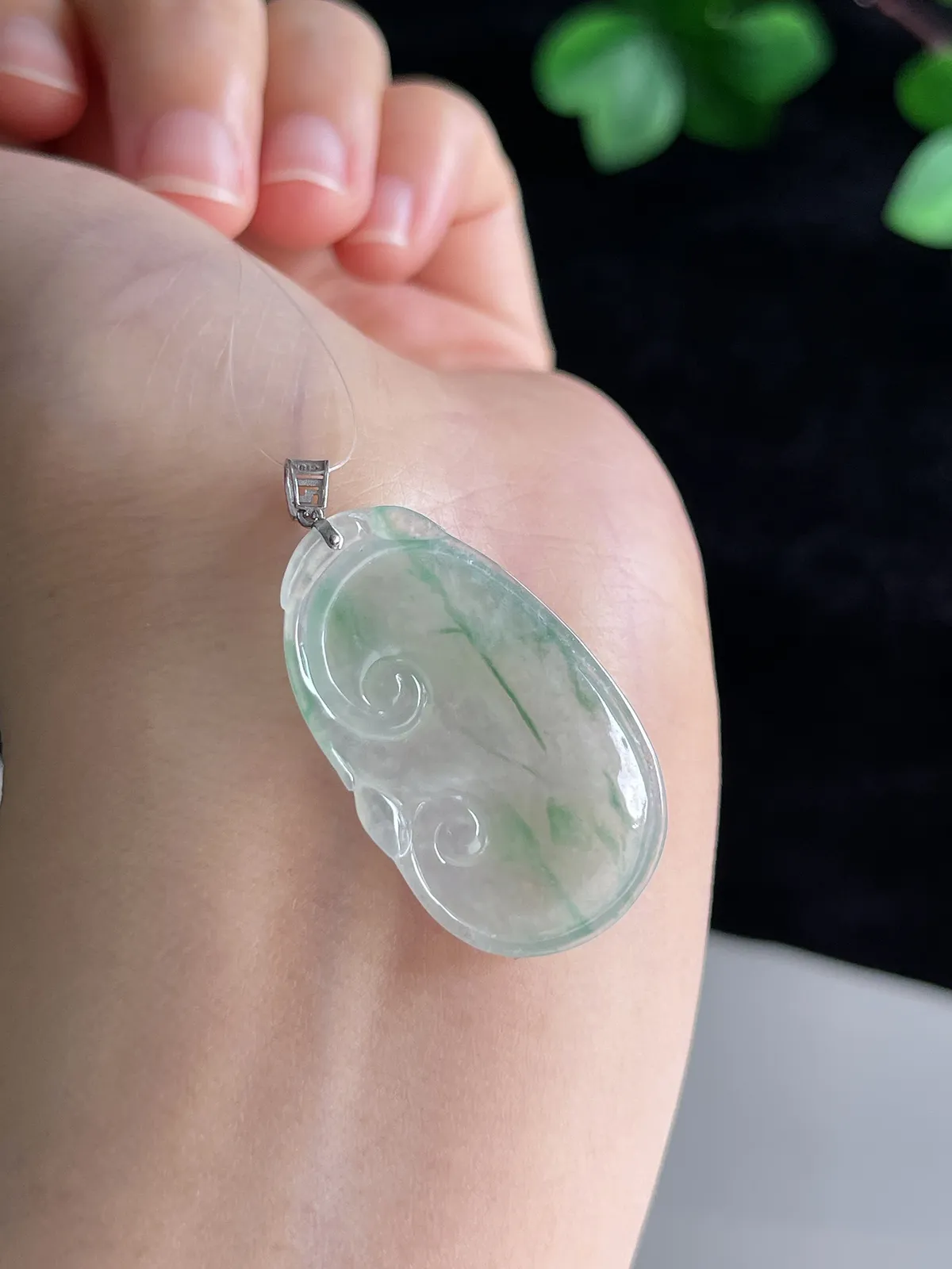 翡翠冰糯种飘绿如意
